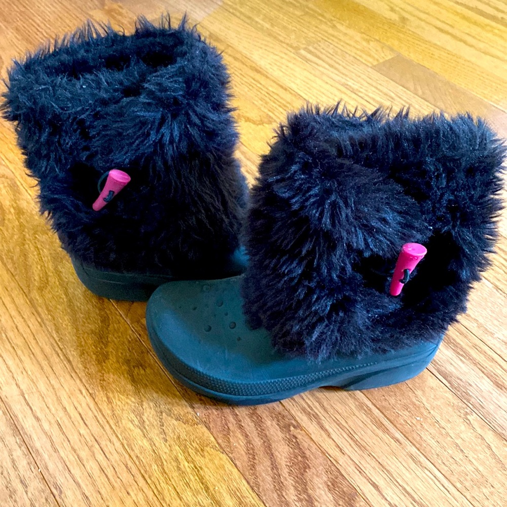 CROCS Black Fuzzy Boots size 2 kids